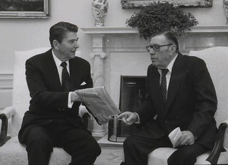 Ronald Reagan and Roy Williams 1982.jpg