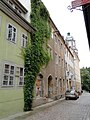 Wohnhaus in geschlossener Bebauung mit Seitenflügel zum Hof