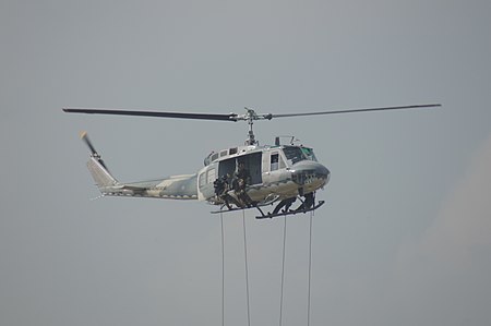 ไฟล์:Royal_Thai_Air_Force_special_operation_troops_rope_out_from_UH-1.jpg