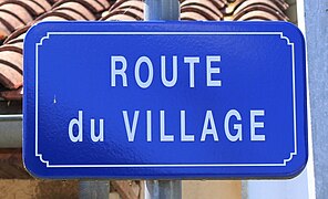 Rue du village de Larroque (Hautes-Pyrénées) 1.jpg