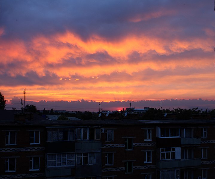 File:SUN BEHIND THE ROOFS (2011-06-18 21-06-33) - panoramio.jpg