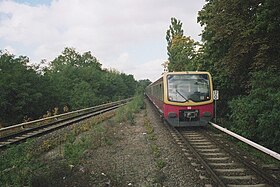 Un S25 con destino a Hennigsdorf sale de la estación de Berlín-Heiligensee en 2006.