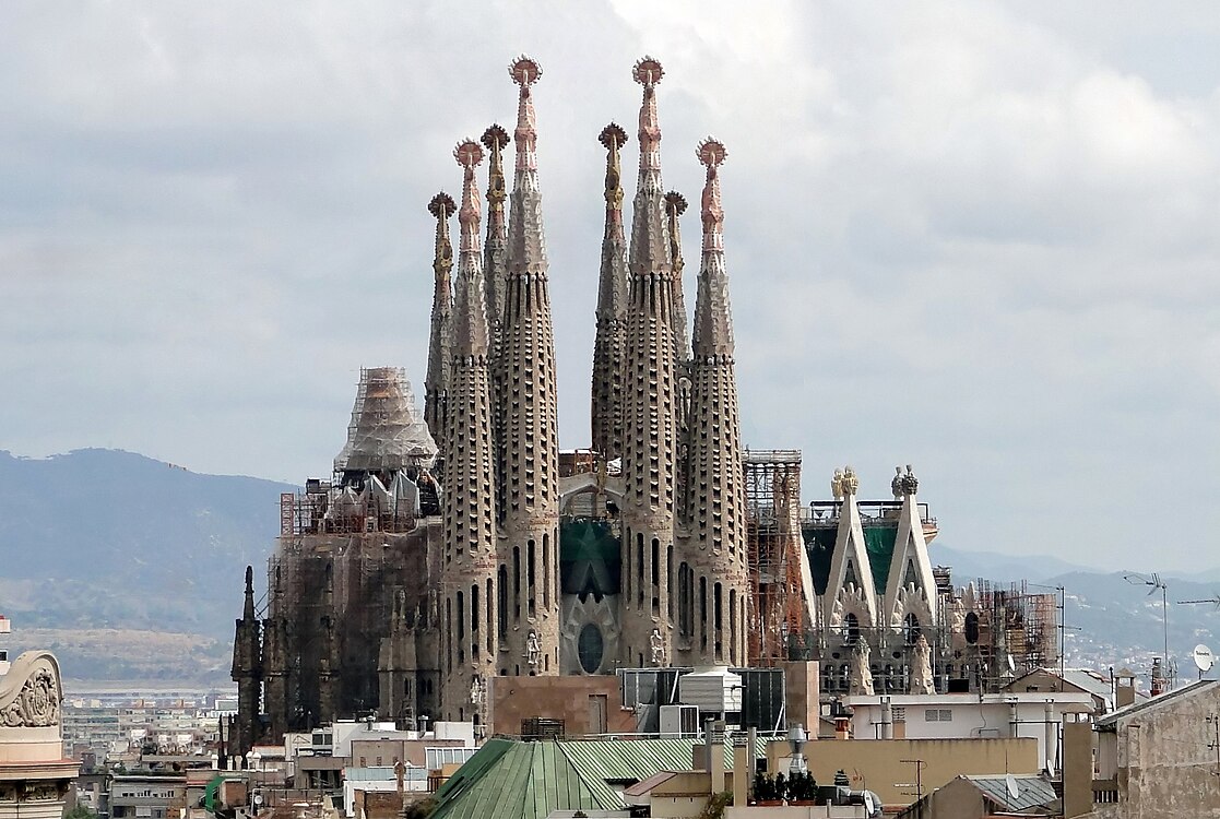 Название стран достопримечательности. А. Гауди, храм Святого семейства (Саграда фамилия), Барселона.