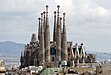 Die 1882 nach Plänen von Antoni Gaudí begonnene und bis heute unvollendete Basilika „Sagrada Família“ in Barcelona im September 2009 (Baukräne wurden aus dem Bild retuschiert)