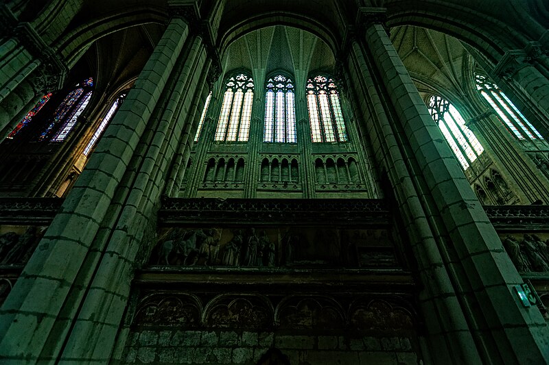 File:Saint-Quentin - Basilique Saint Quentin - Ambulatory North of the Choir - View SSE into the Choir.jpg