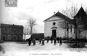 Saint-Victor-de-Morestel, place de l'église, 1905, p231 de L'Isère les 533 communes - éditeur à Morestel.jpg