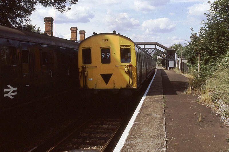 File:Sanderstead station (2H 1113).jpg