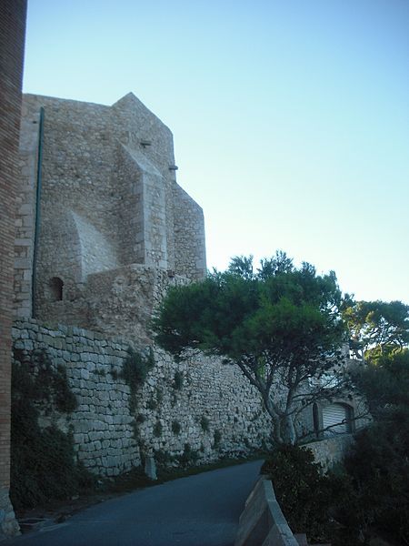 File:Sant Martí d'Empúries. Església pel darrere.JPG