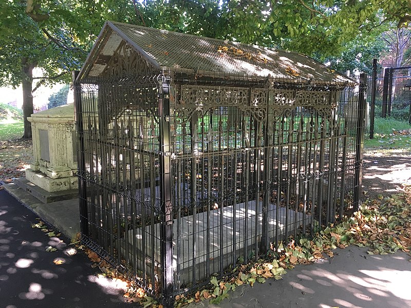 File:Sarah Siddons grave September 2017.jpg