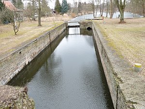 Blickrichtung Nordosten von der Straßenbrücke Chausseestraße über die Schleusenkammer zum Oberhaupt der ehemaligen Schleppzugschleuse.