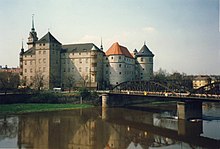 Schloss Hartenfels mit historischer Brücke über die Elbe