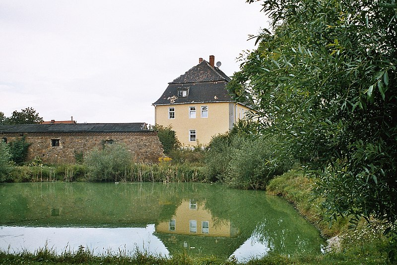 File:Schrenz (Zörbig), village pond and manor house.jpg