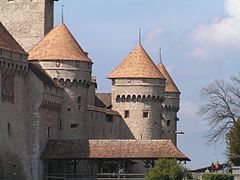 Torres provistas con matacanes en el castillo de Chillon en Suiza.