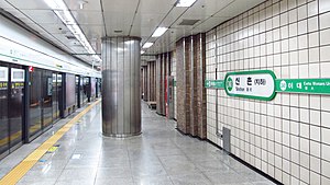 Seul-metro-240-stacja-Sinchon-platforma-20181121-081752.jpg