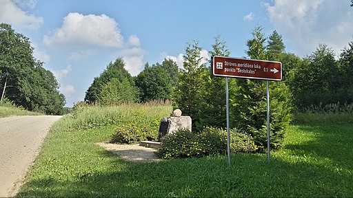 Struve-Bogen: Messpunkt Sestu-Kalns bei Jakobstadt (UNESCO-Welterbe in Lettland). Sestu kalna geodēziskā punkta zīme