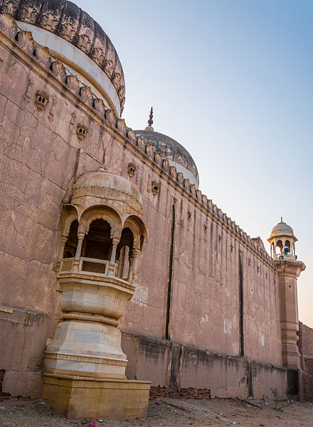 File:Side wall of the Abbasi Mosque.jpg