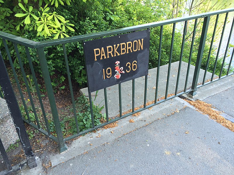 File:Sign on Parkbron, Malmö, Sweden.jpg