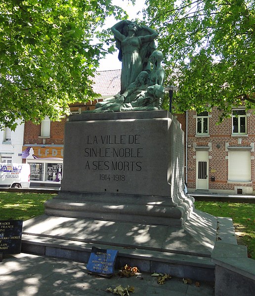 File:Sin-le-Noble - Monument aux morts de la Première Guerre mondiale (01).JPG