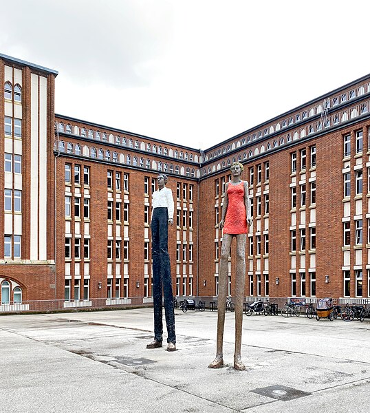 File:Skulptur Mann und Frau von Stephan Balkenhol, Hamburg-Hammerbrook (2).jpg