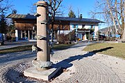 Deutsch: Skulptur mit Fischen vor dem Aquadome im Überfahrtweg 13 Bad Wiessee