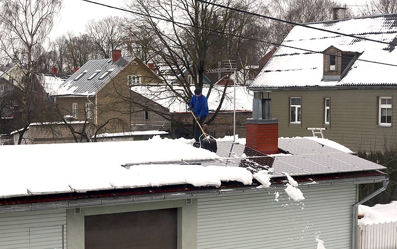 File:Snow removal from solar panels in Supilinn, Tartu, Estonia (January 2019).jpg