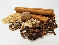 Plusieurs épices nécessaires à la fabrication de spéculoos.