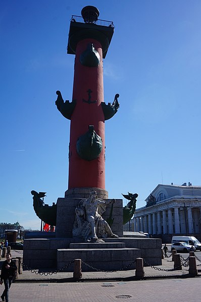 File:St Petersbourg Vasilievsky Island colonne rostrale (1).JPG