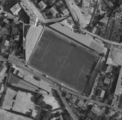 Photographie en noir et blanc d'une vue aérienne du stade en 1965.