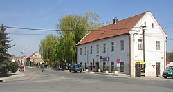 Budova obecního úřadu, knihovny a pošty na křižovatce uprostřed Stehelčevsi.