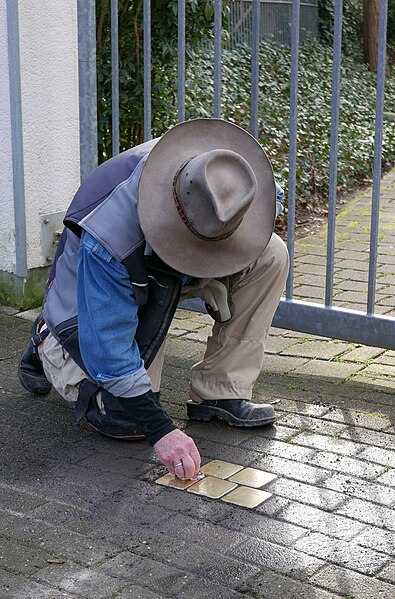 File:Stolpersteine Köln Verlegung Parkstr. 61 Familie Tietz 18.jpg