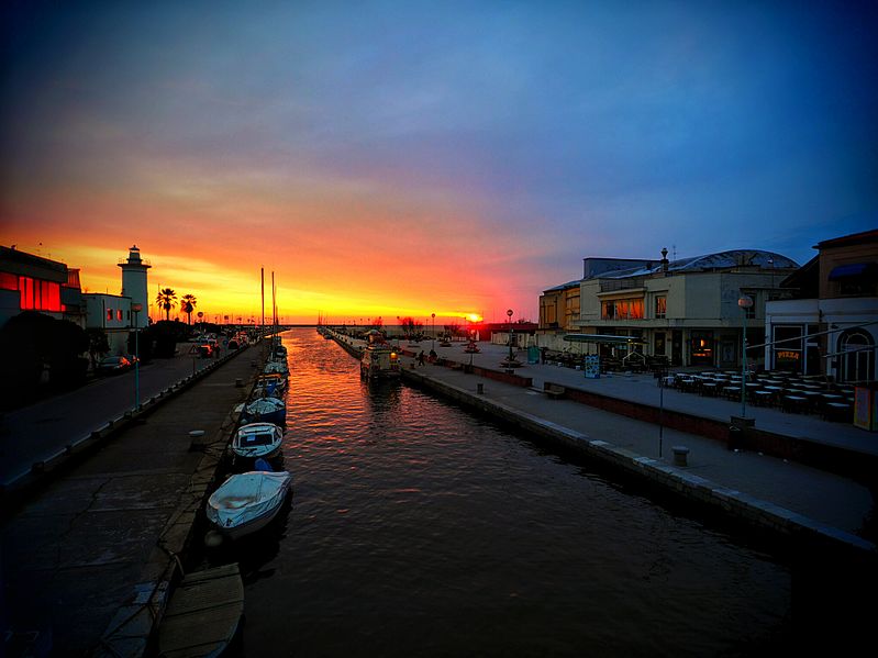 File:Sunset over Viareggio (26287015764).jpg