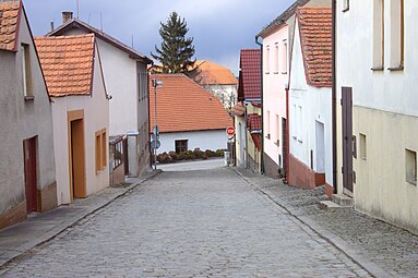 Rue au centre du village.
