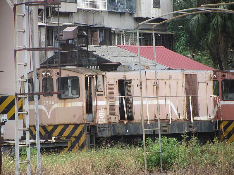 File:TRA S206 abandoned at Taipei Railway Workshop 20141019.jpg