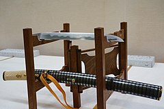 A tantō forged by Hasebe Kunishige. Nanboku-chō period. (top) Tantō mounting, Late Edo period. (bottom)