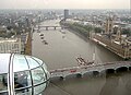 Un bateau va vers Lambeth Bridge, vu de la grande roue London Eye