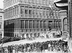 Die deutsche Flagge weht am Rathaus von Gent (1914).