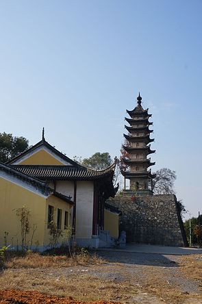 Pagoda of the Wuyue architectural style. The Pagoda in Changqing Temple 02 2014-11.JPG