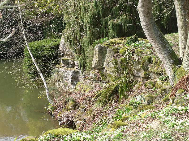 File:The lower lake at Sandringham - rock cliff-4574818942.jpg