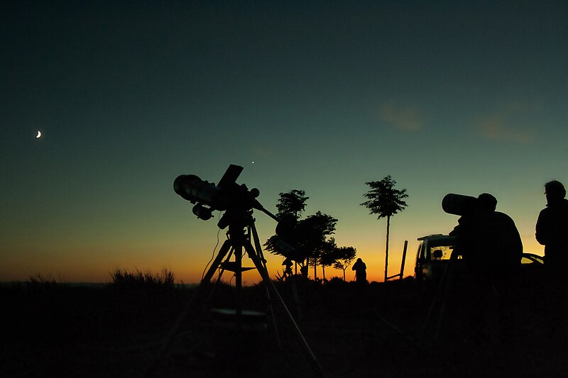 File:Todos mirando al cielo.jpg