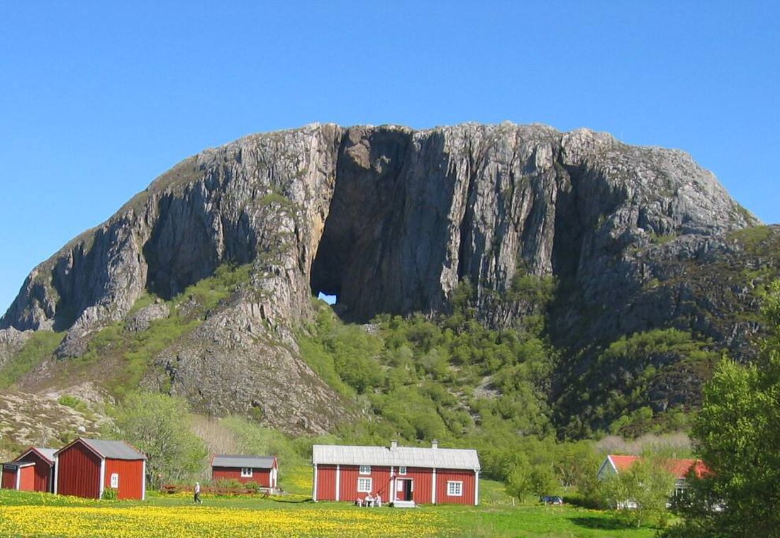 File:TorghattenFraSør.jpg