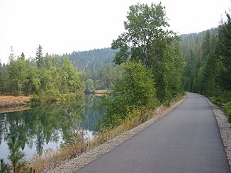 Traseul Coeur d'Alenes de-a lungul malului râului