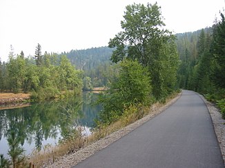 Sti av Coeur d'Alenes langs elvebredden