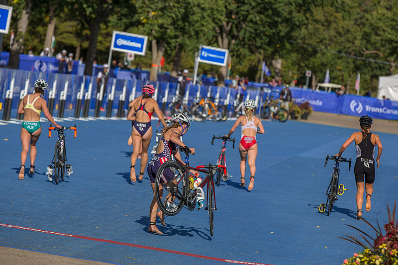 https://upload.wikimedia.org/wikipedia/commons/thumb/e/ee/Transition_Bike_to_Rund_at_ITU_World_Triathlon_Grand_Final_Edmonton.jpg/800px-Transition_Bike_to_Rund_at_ITU_World_Triathlon_Grand_Final_Edmonton.jpg