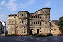 Die beiden bekanntesten Wahrzeichen des römischen Trier: die Porta Nigra …