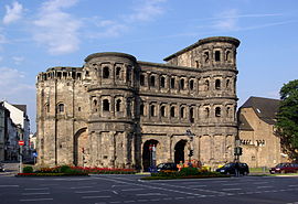 Trier Porta Nigra BW 1.JPG