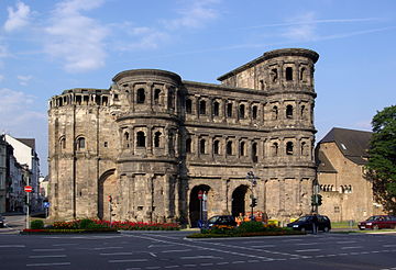 Ficheiro:Trier_Porta_Nigra_BW_1.JPG