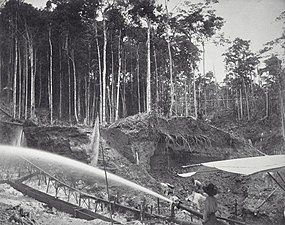 Hydraulische ontginning op het terrein van goudplacer L. & F. de Jong (tussen 1880 en 1900)