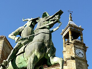 Estatua de Francisco Pizarro vista desde abajo