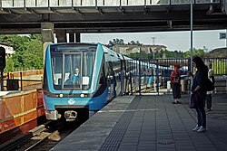 De metro van lijn T18 richting het noorden rijdt het station binnen