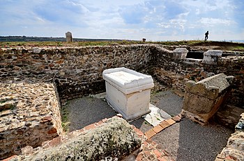 10. Grave in Archaeological Locality 'Ulpiana' Fotografia: Gashi Bujar Licenza: CC-BY-SA-3.0